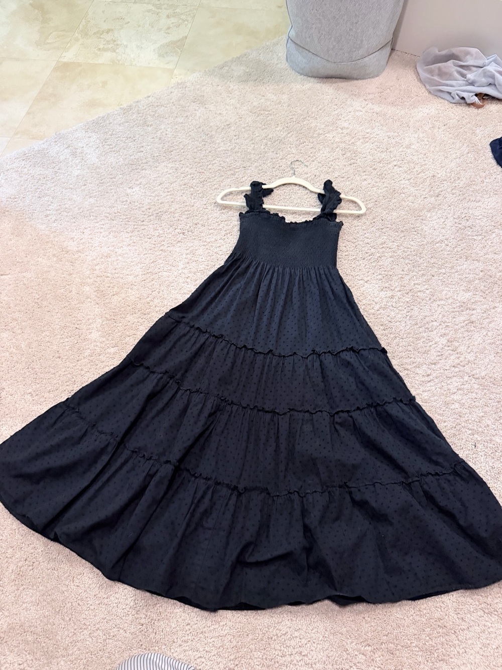 Black cotton maxi dress. Ruched bust area. Ruffle straps. Midi length. Size S